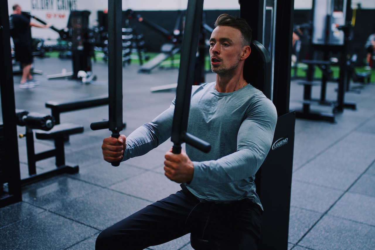 Free Weight Training And Mechanical Equipment Training, Which One Should i Choose? Each Has Its Own Advantages And Disadvantages