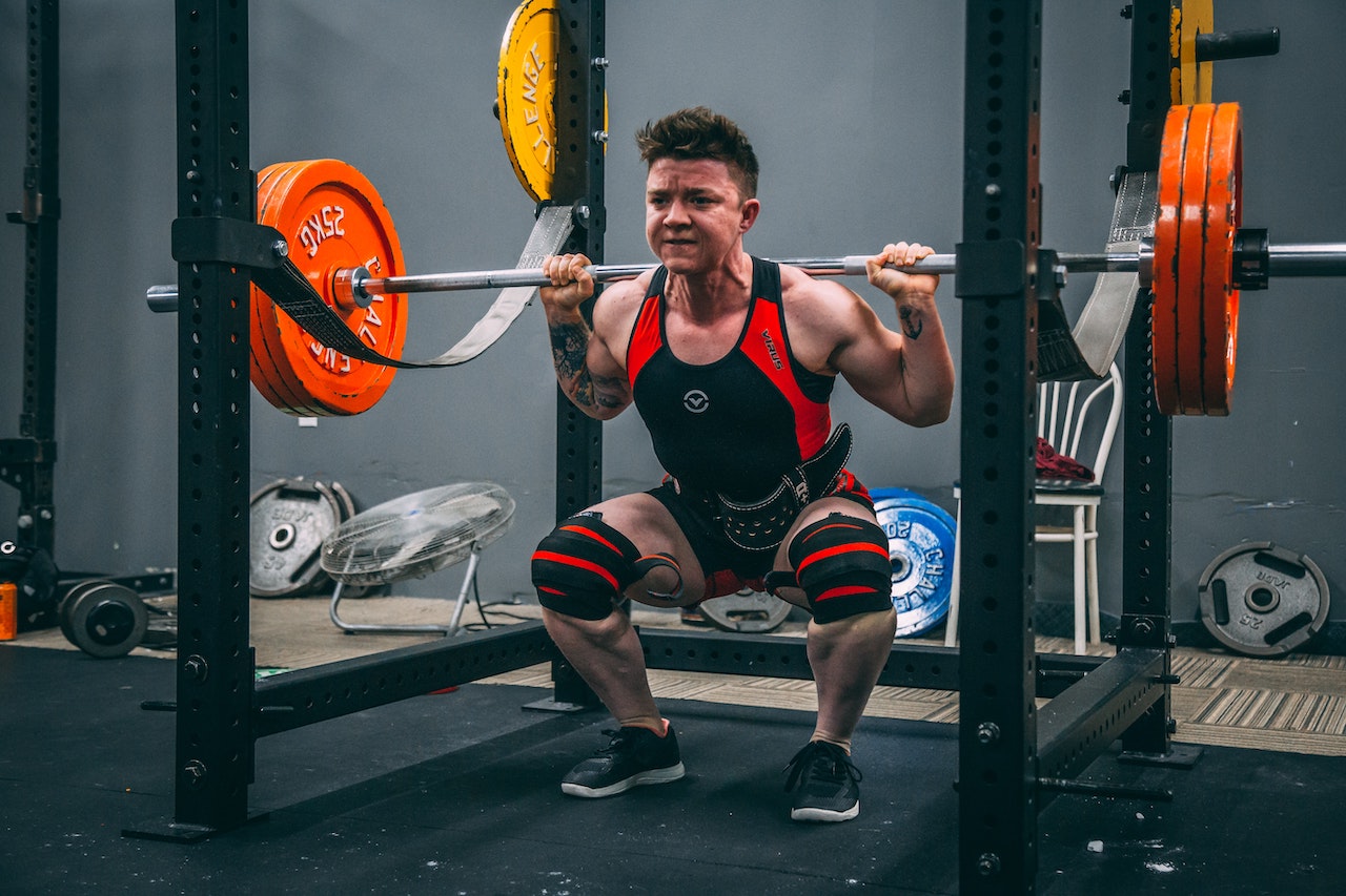 Smith mechanical Vs. Squat Rack Squat, Which Is Stronger Or Weaker? Why Is It More Recommended That You Use Free Mechanical Squats?