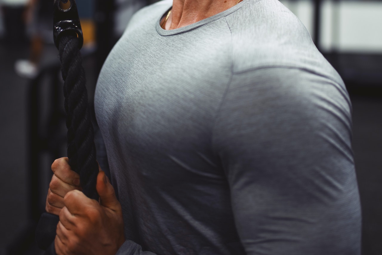 The Standing Shoulder Press, How To Master The Bar Holding Technique And Make Your Workout Twice As Effective!